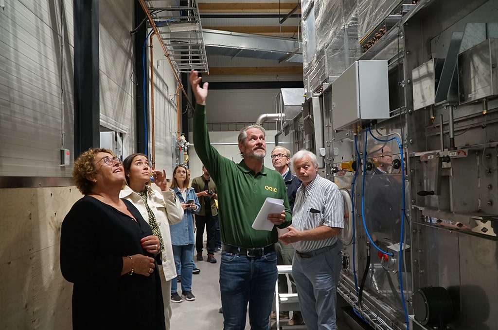 Landbruksminister Olaug Bollestad fikk omvisning av Einar Stuve, daglig leder i Oplandske Bioenergi. Foto: Green House AS